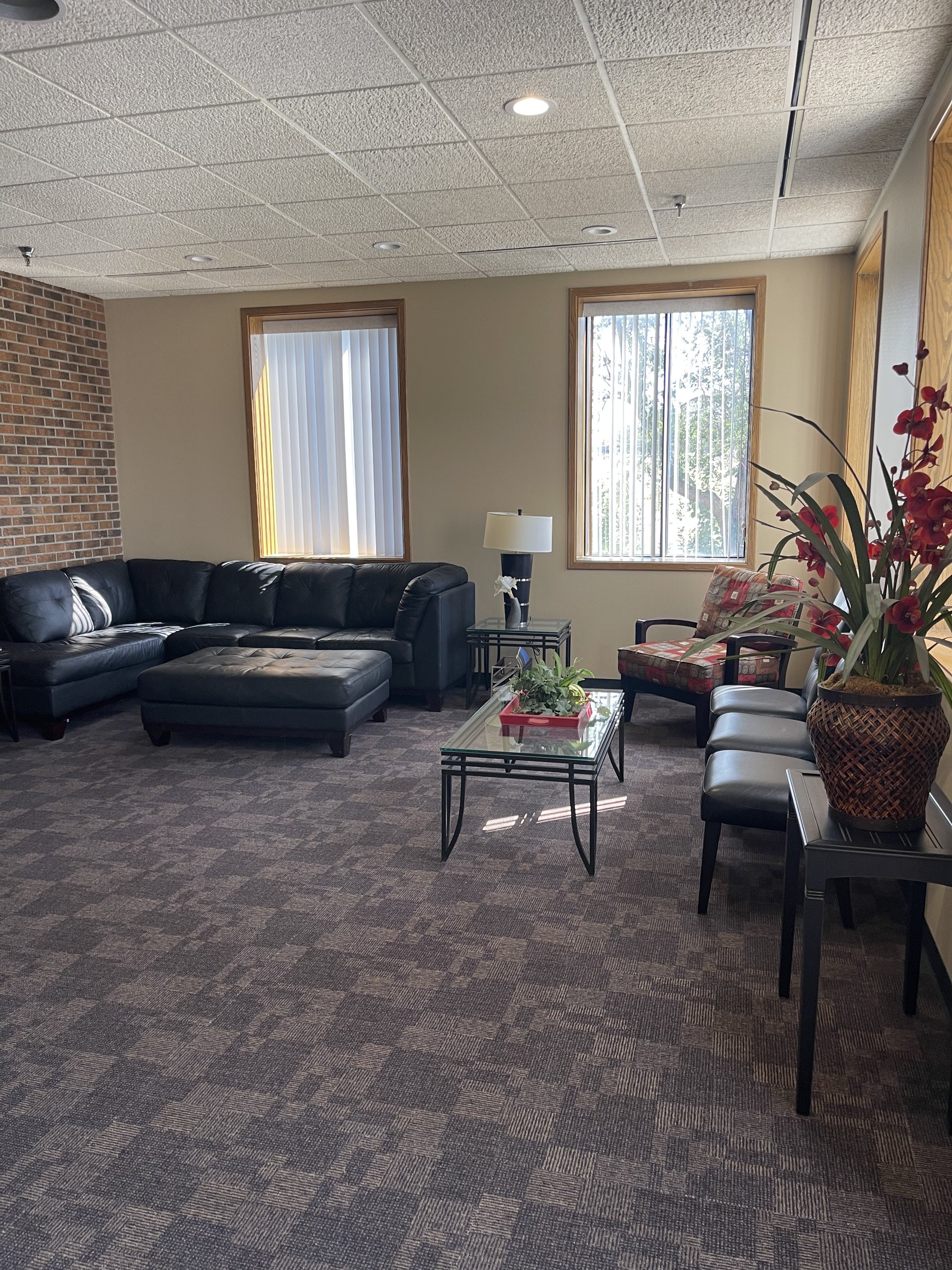 Lobby sitting room with leather sectional seating